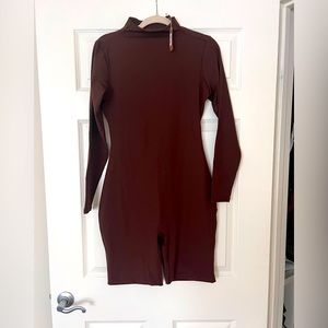 ALL-IN-ONE LONG SLEEVE MID THIGH ONESIE | COCOA × 1
COCOA / L